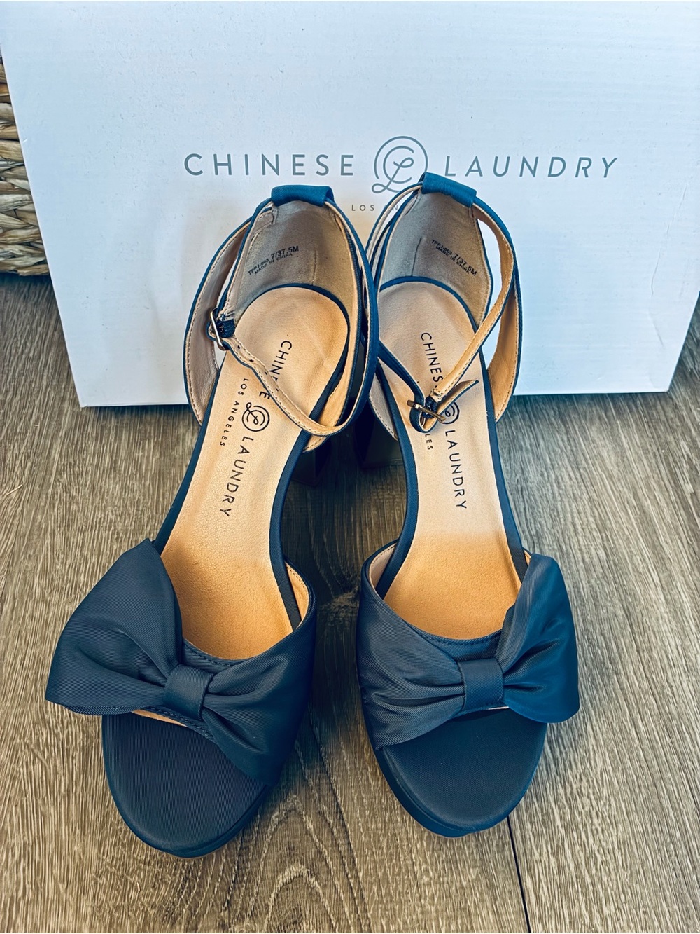 🎁 Chinese Laundry Navy Bow Ankle-Strap Platform Heels Size 7 NIB - Picture 9 of 16